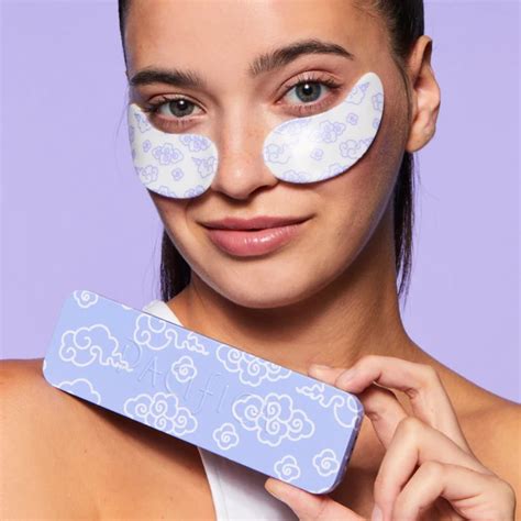 These little patches pack a punch of retinol. . When to use under eye patches morning or night